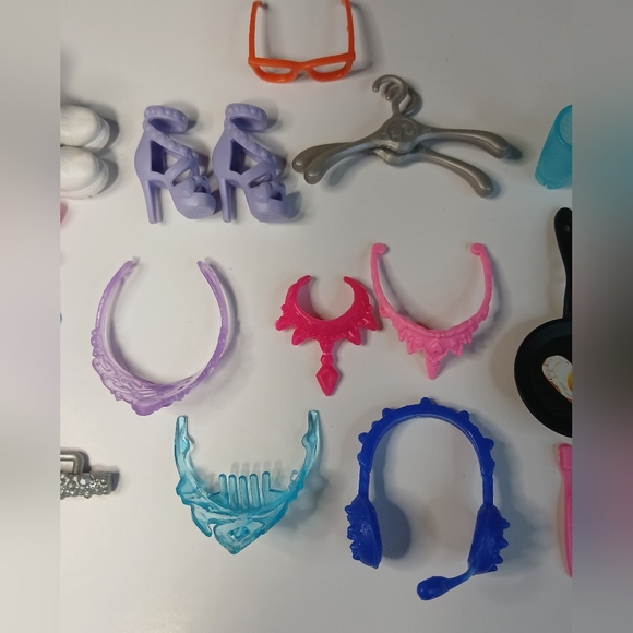 Barbie's Accessories - Picture 3 of 4